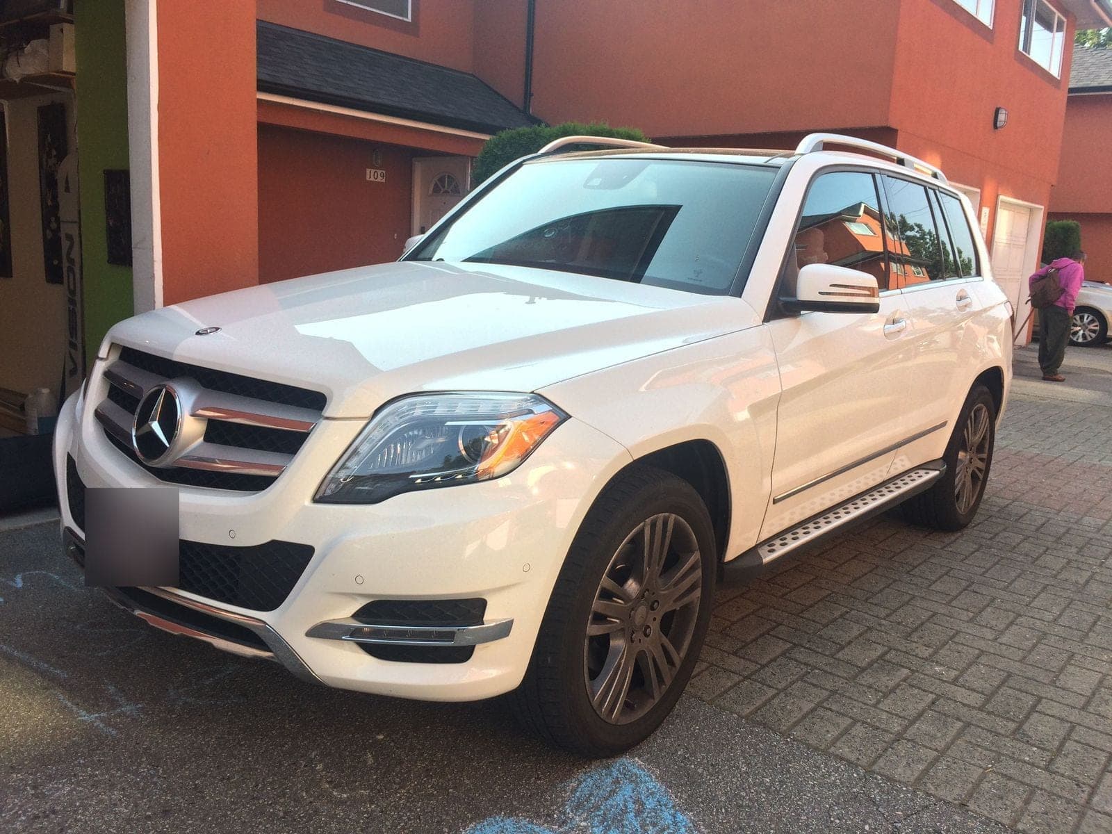 White compact SUV before decontamination and coating